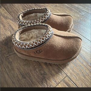UGG toddler size 7 chestnut Slippers